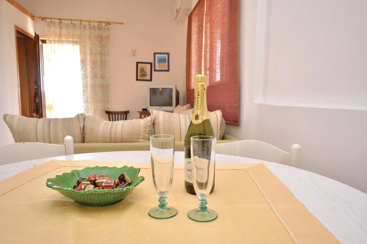 Nice Home in Ljubac with WiFi 6 Bedrooms & Hot Tub