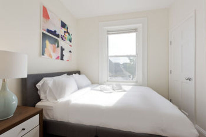 Room 6 of 10