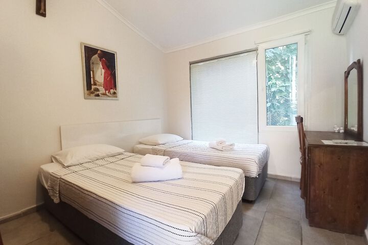 Room 3 of 95