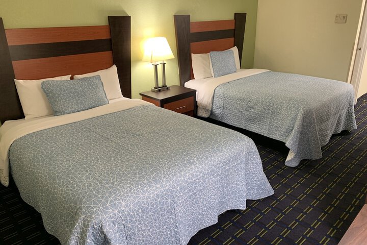 2 Queen Beds (7 of 10)