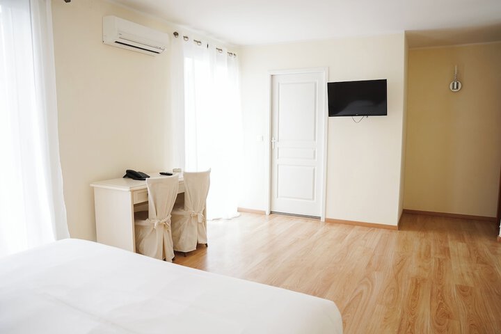 Room 13 of 32