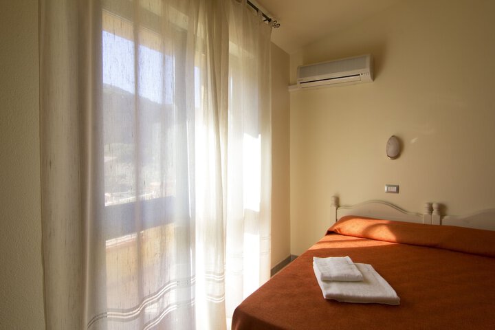 Room 10 of 34