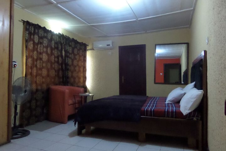 Room 7 of 9