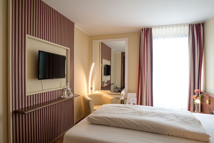 Room 12 of 33