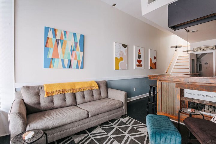 Lounge 21 of 32