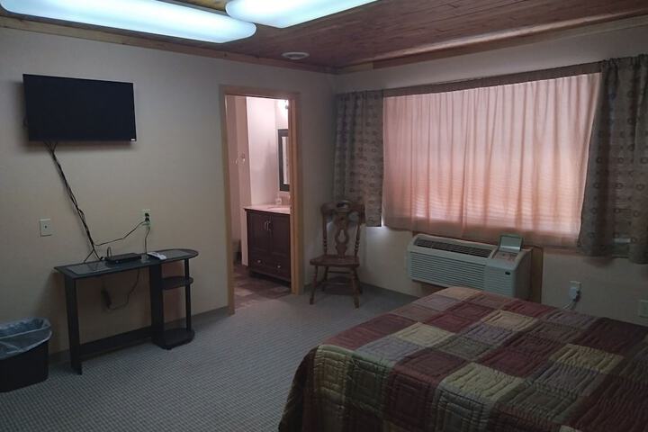 Comfort Room 1 Queen Bed with Sofa Bed (9 of 10)