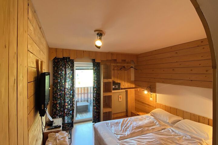 Room 8 of 27