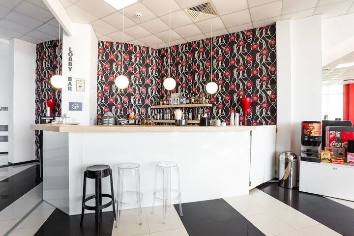 Lounge 69 of 76