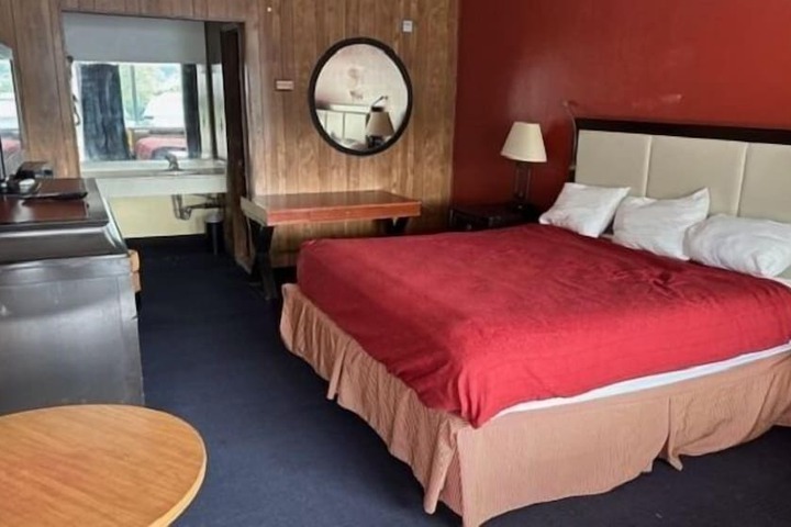 Basic Single Room (1 of 5)