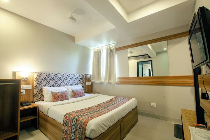 Room 4 of 8
