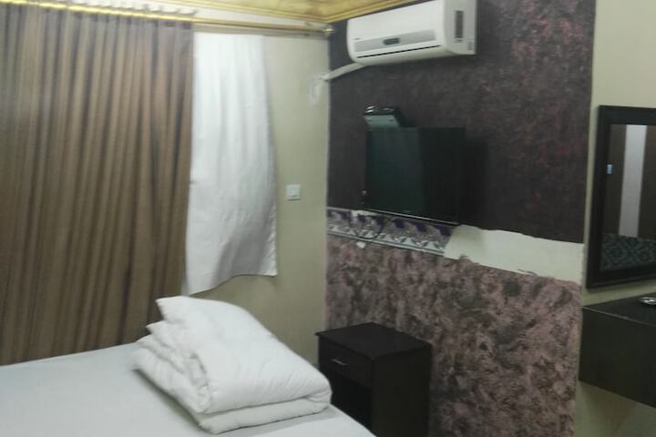 Room 11 of 40