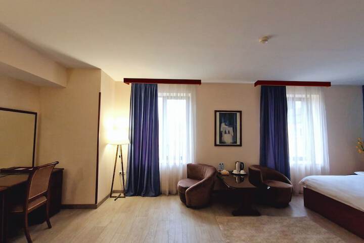 Room 32 of 76