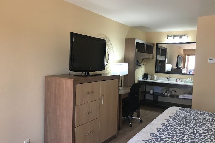 1 King Bed (4 of 15)