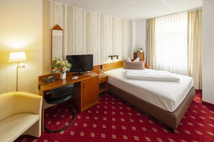 Room 32 of 66
