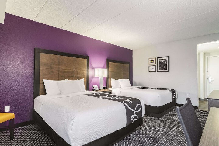 1 Queen Bed Deluxe (15 of 18)