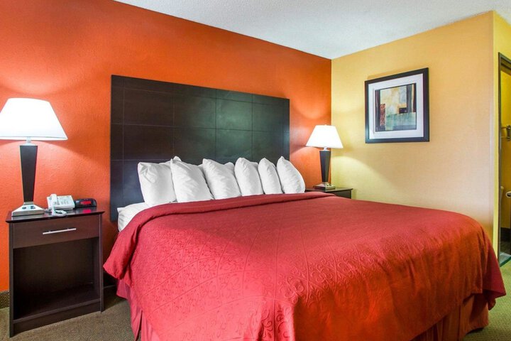 1 Queen Bed Accessible (3 of 10)