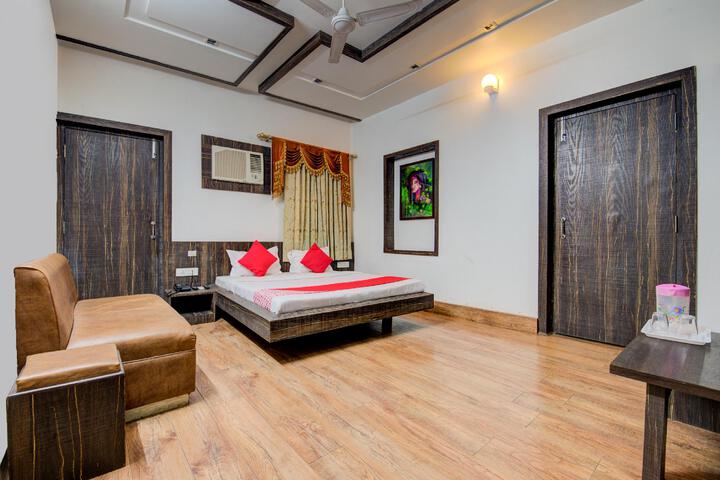 Room 4 of 9