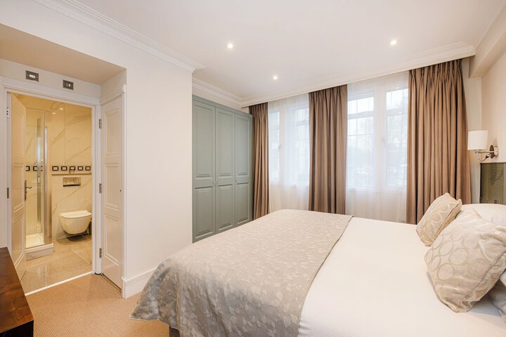 Room 6 of 121