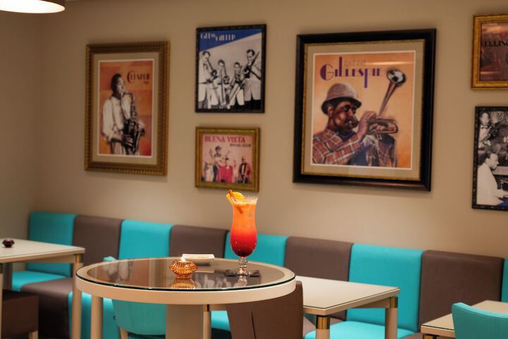 Lounge 58 of 77