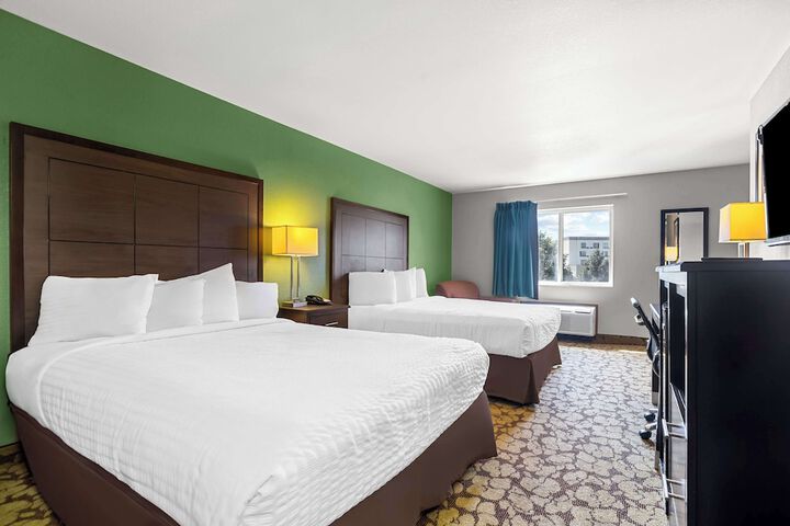 2 Queen Beds Microwave and Refrigerator Flat Screen Television High Speed Internet Accessible Coffee Maker Iron and Ironing Board Full Breakfast (3 of 9)