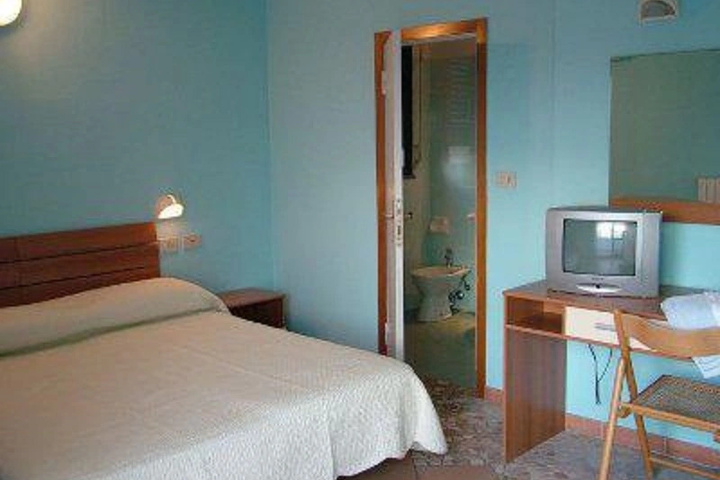 Room 5 of 8