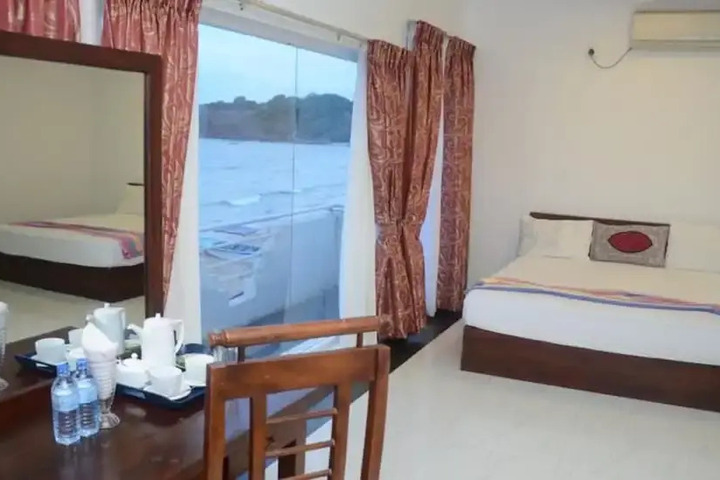 TRINNCOTOPAZBEACHHOTEL