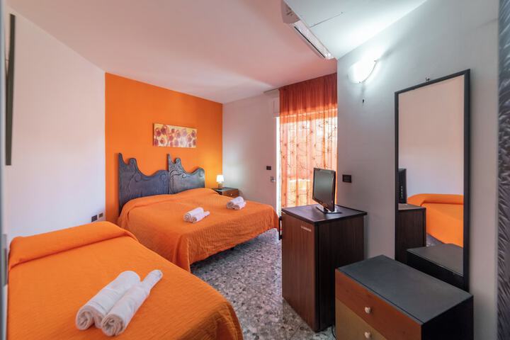 Room 9 of 28