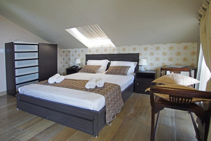 Room 12 of 30