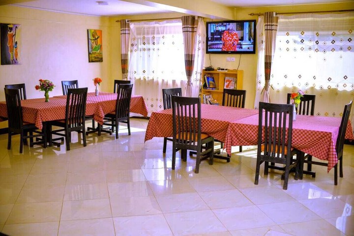 Dining 8 of 12