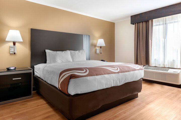 1 King Bed Accessible (12 of 17)