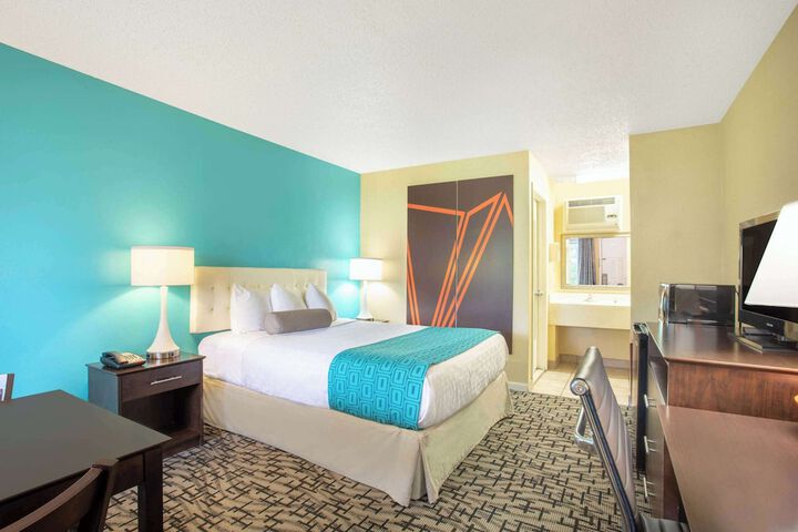 1 Queen Bed (2 of 8)