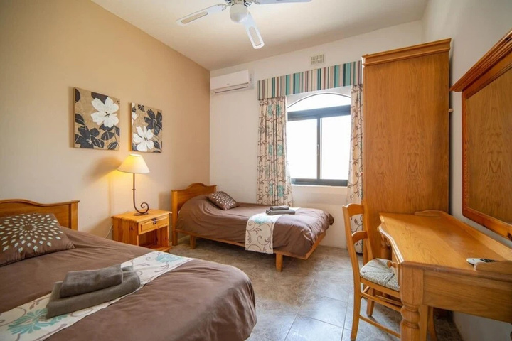 Room 4 of 12