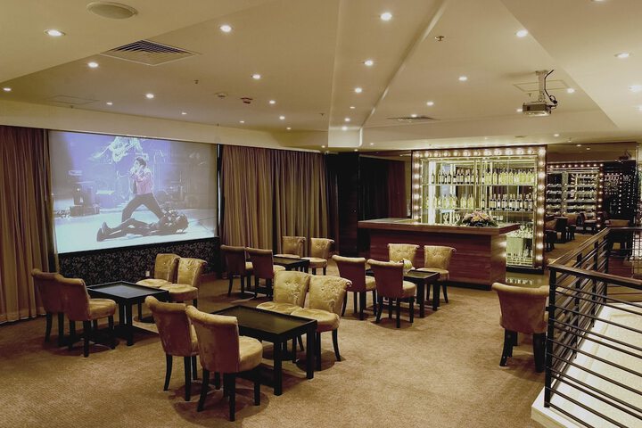 Lounge 31 of 37