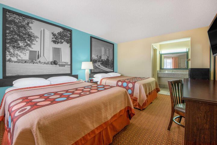 2 Queen Beds (1 of 8)