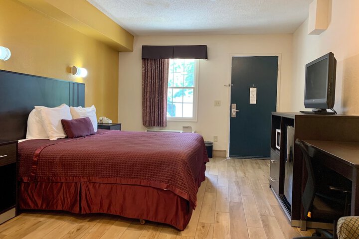 Deluxe King Bed (2 of 13)