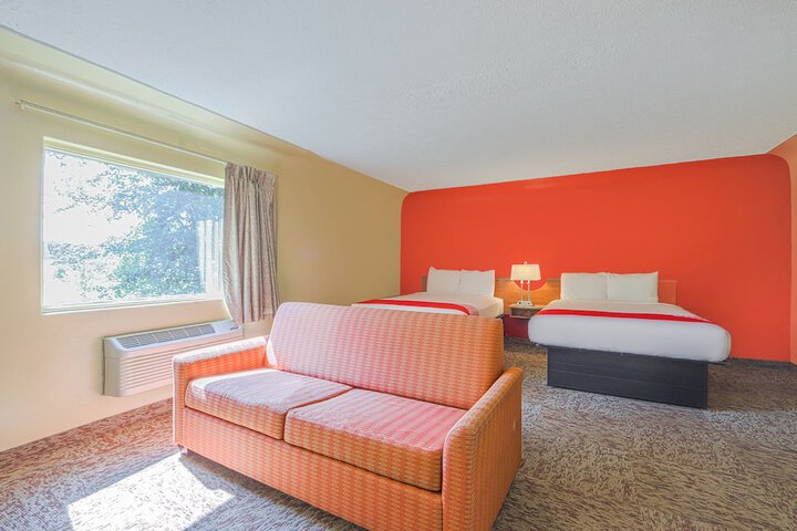 1 Queen Bed (15 of 17)
