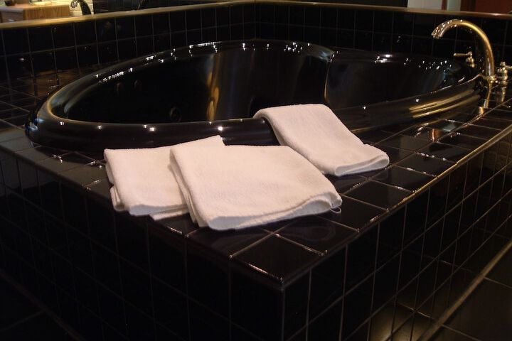 Deep soaking bathtub