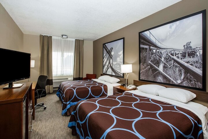 1 Queen Bed (6 of 11)