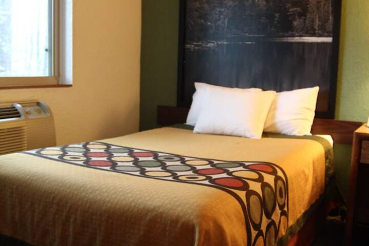 Deluxe King Bed (10 of 13)