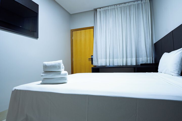 Room 6 of 16