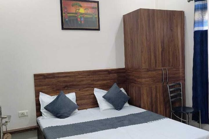 Room 5 of 16