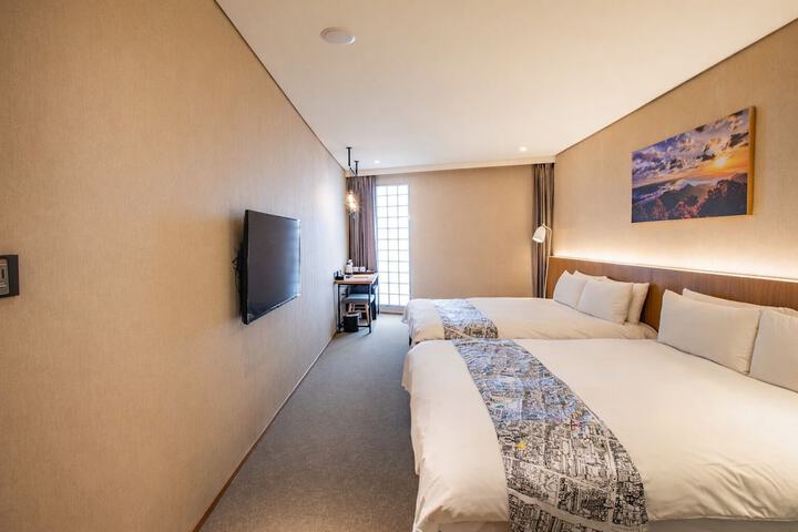 Room 45 of 210