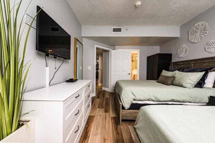 Room 4 of 20