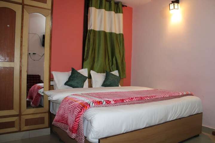 Room 4 of 8