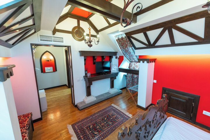 Room 4 of 37