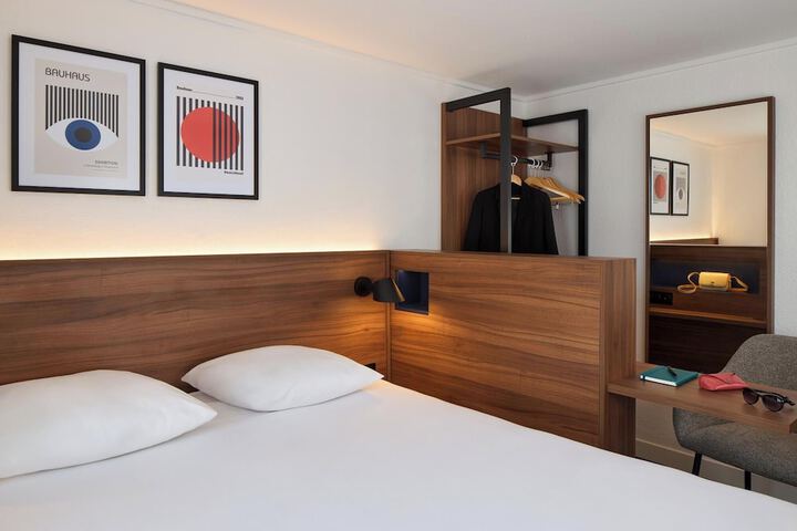 Room 10 of 31