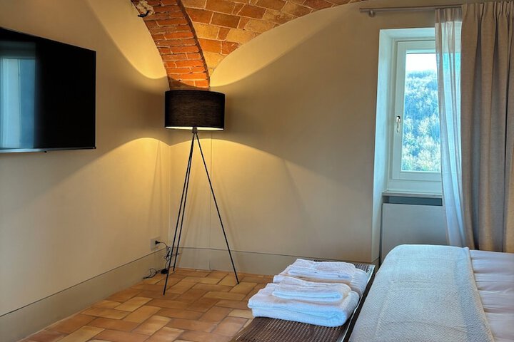 Room 2 of 62