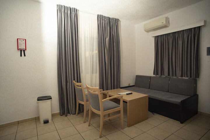Room 4 of 63