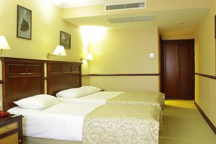 Room 6 of 114