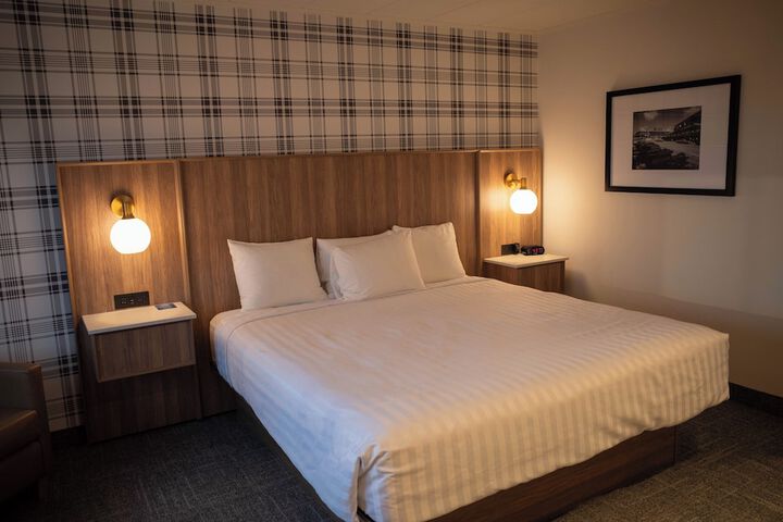 1 King Bed Premium (16 of 21)